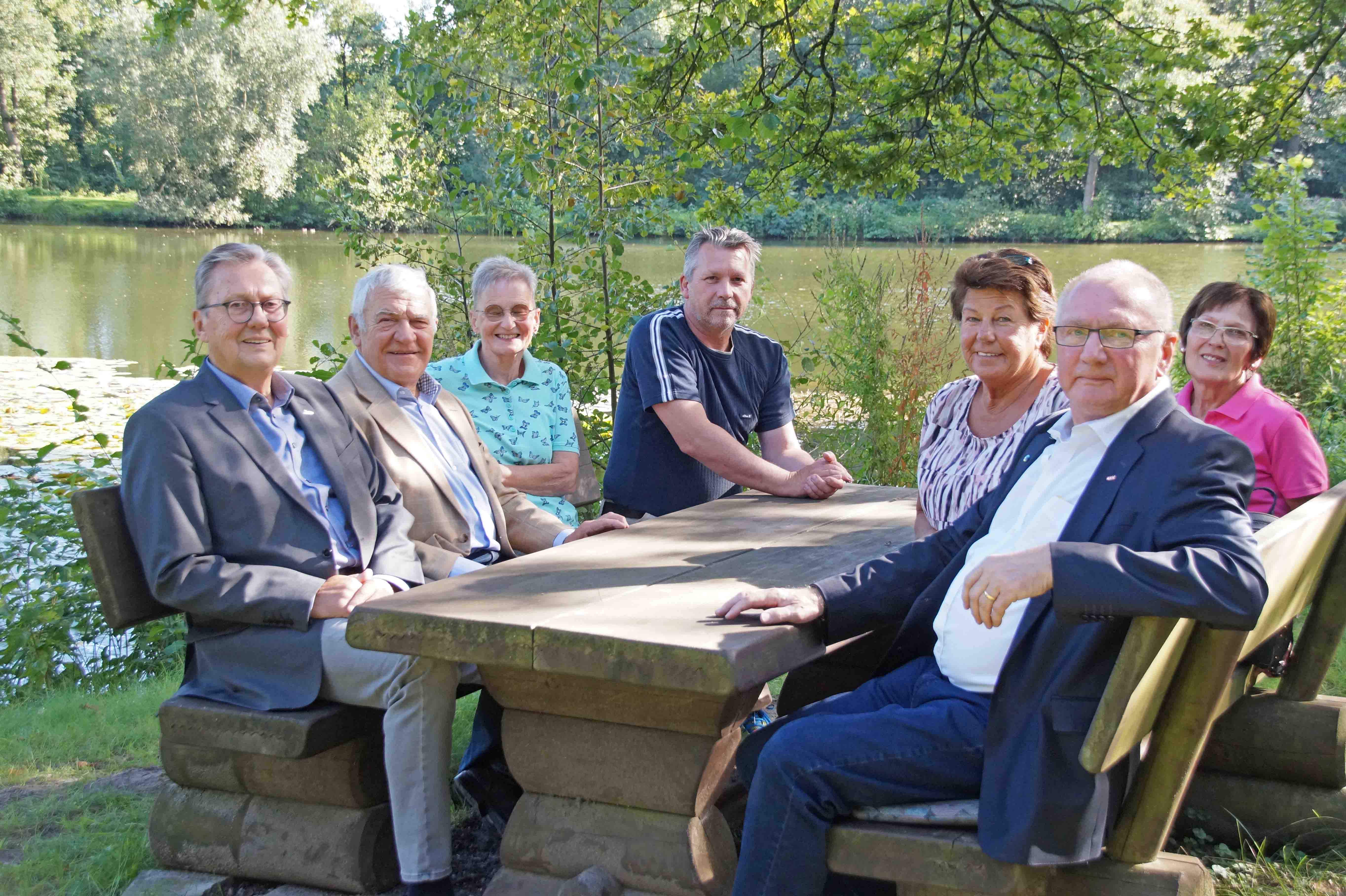 Vorstandwahl am Angelteich. Gnter Knoche (stellv. Vors. Kreisseniorenunion), Ulrich Appelt (ehem. Vorsitzender), Karin Grieser (Beisitzerin) Herbert Gruber (Schriftfhrer), Elisabeth Meier (stellv. Vorsitzende), Hans-Jrgen Schaefer (neuer 1. Vorsitzende